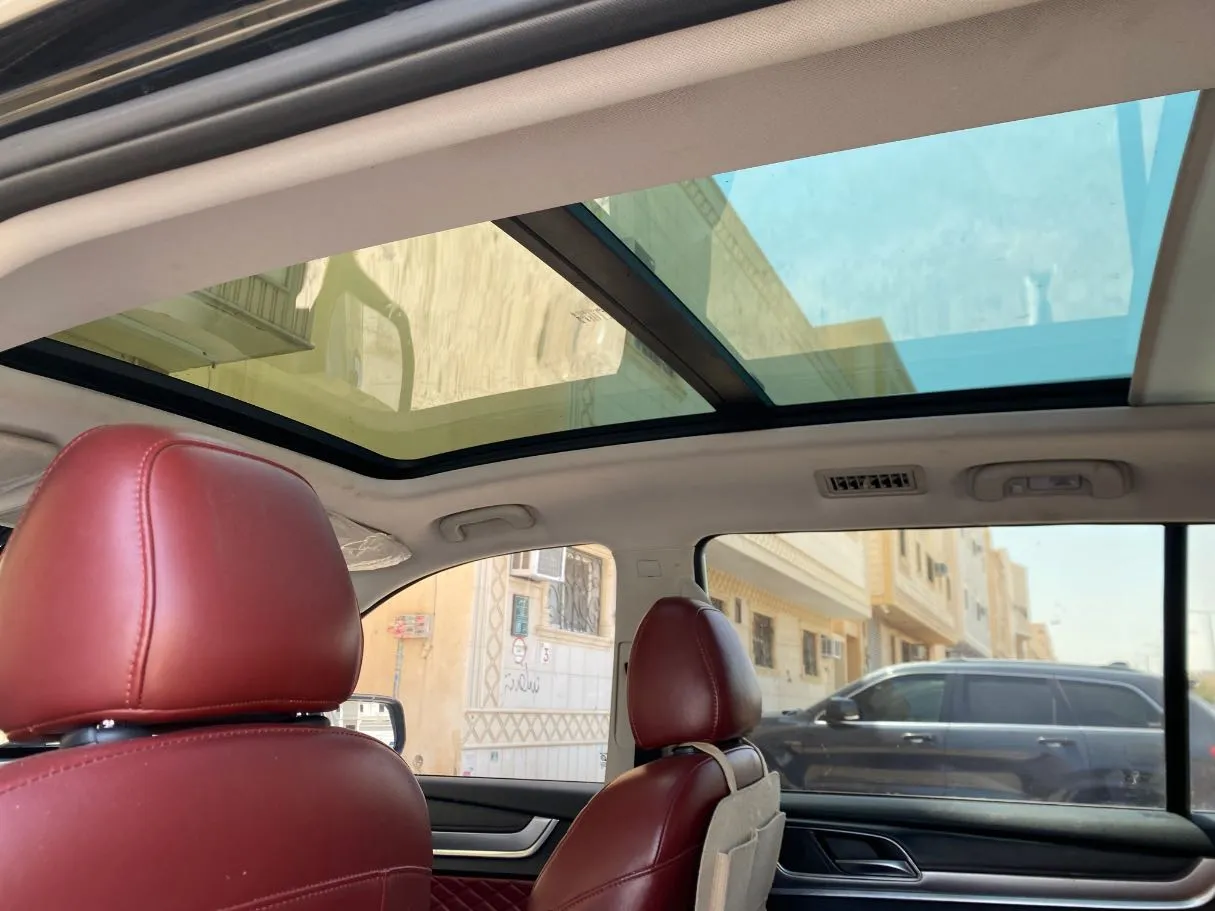 Car image 14