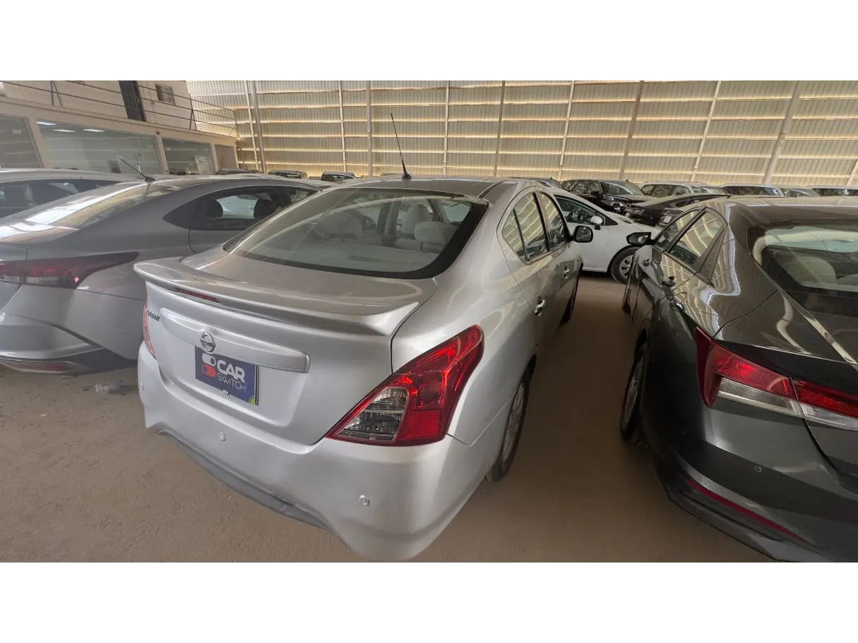 Car image 4