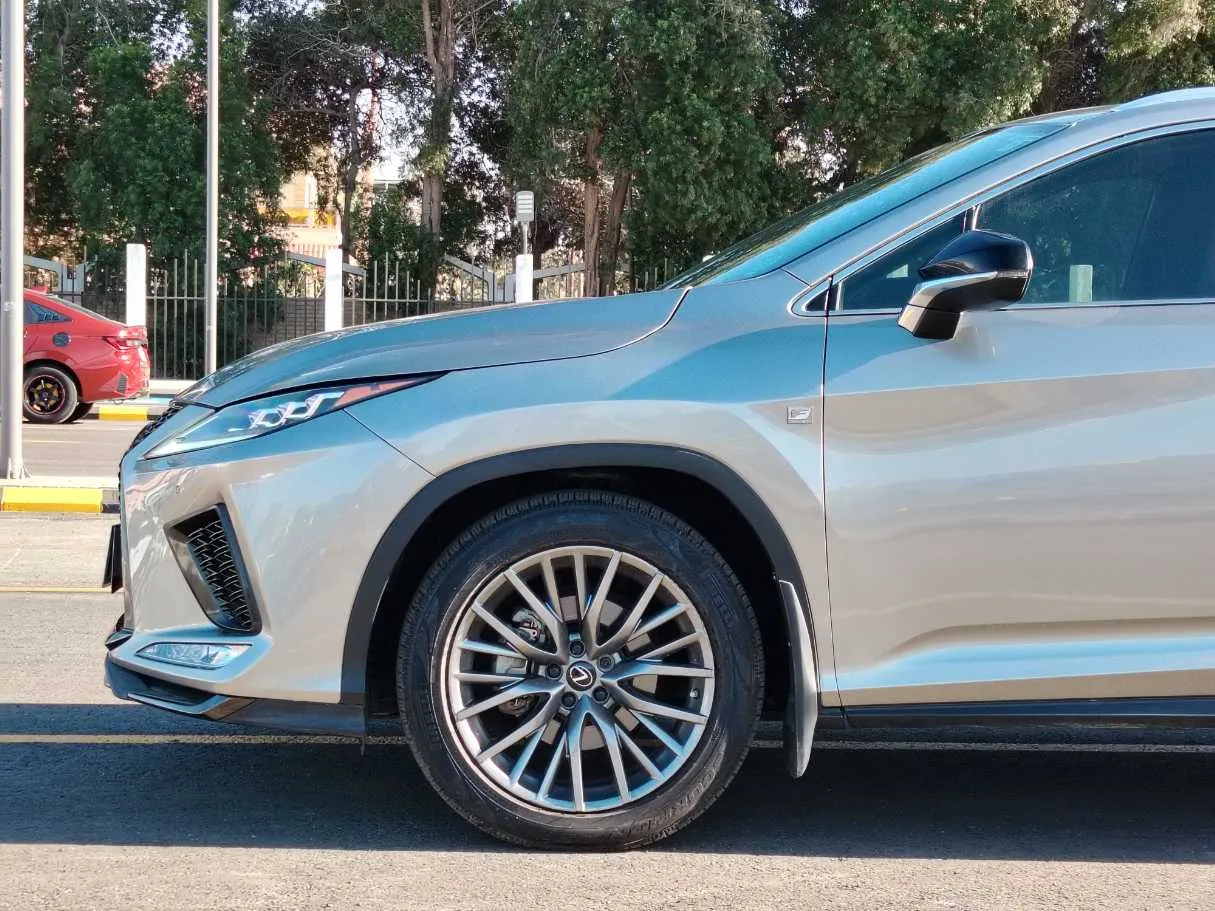 Car image 9