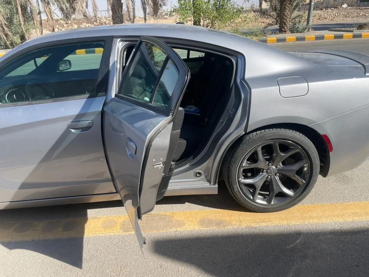 Car image 15