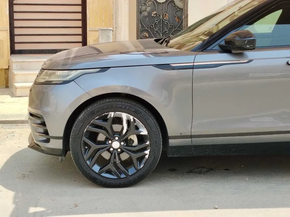 Car image 9