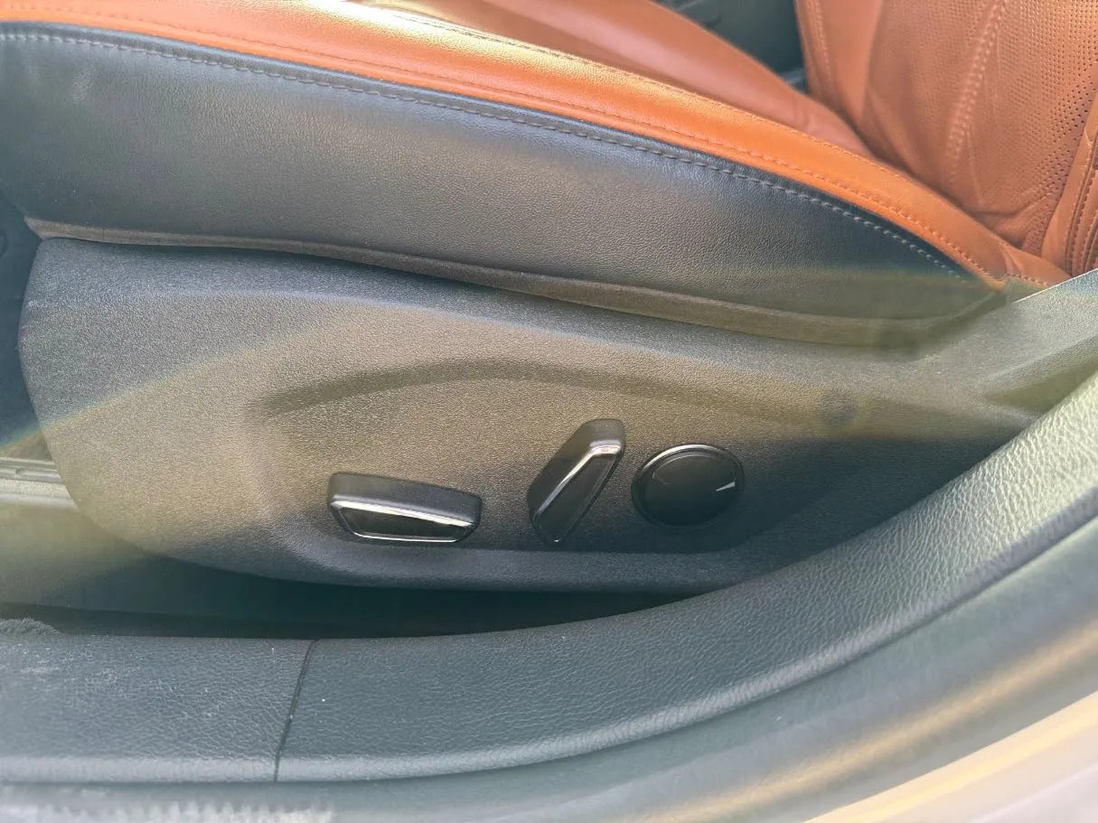 Car image 30