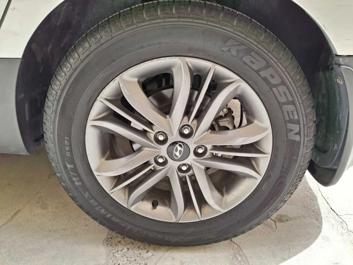 Car image 9