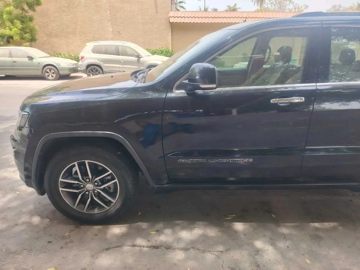 Car image 9