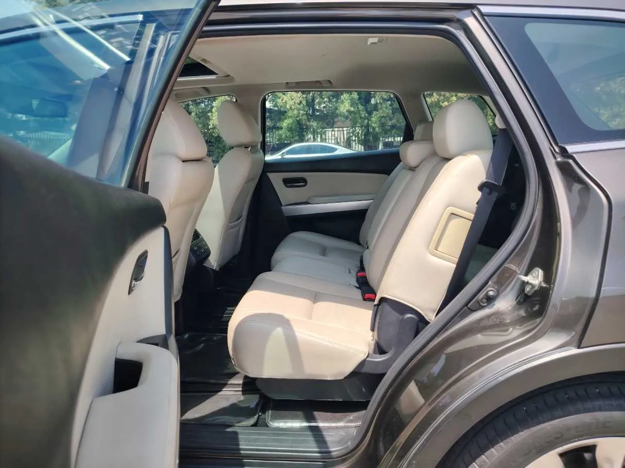 Car image 14