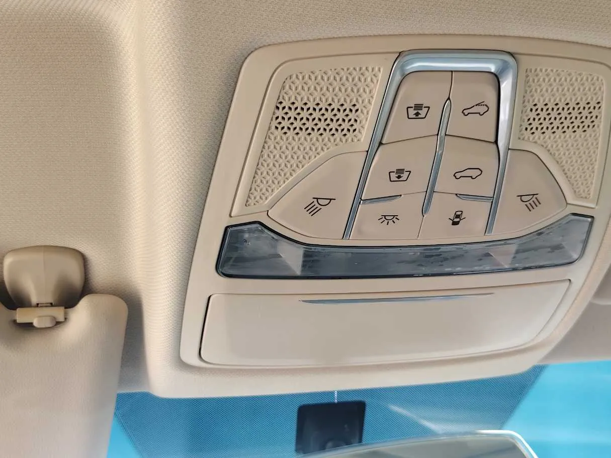 Car image 28