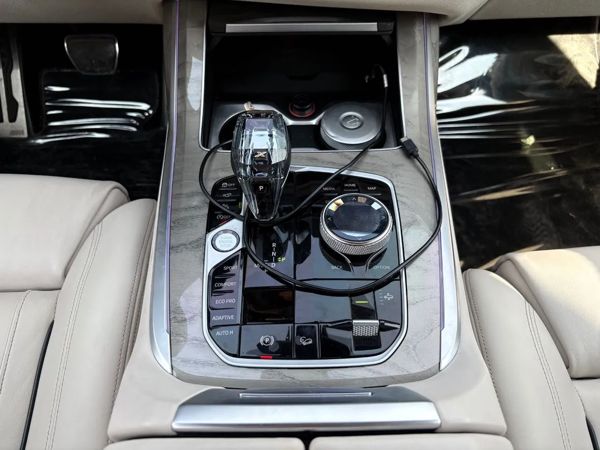 Car image 19