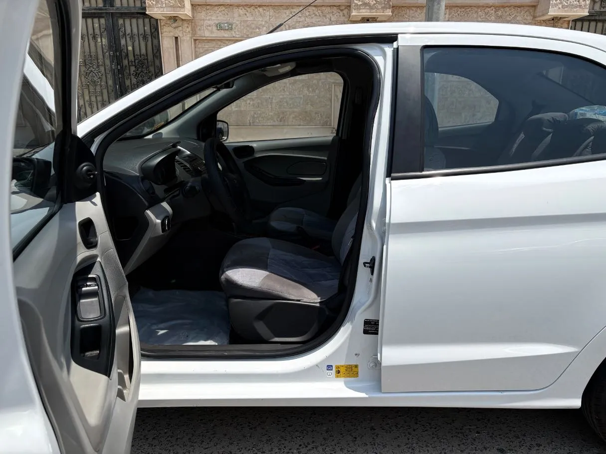 Car image 13