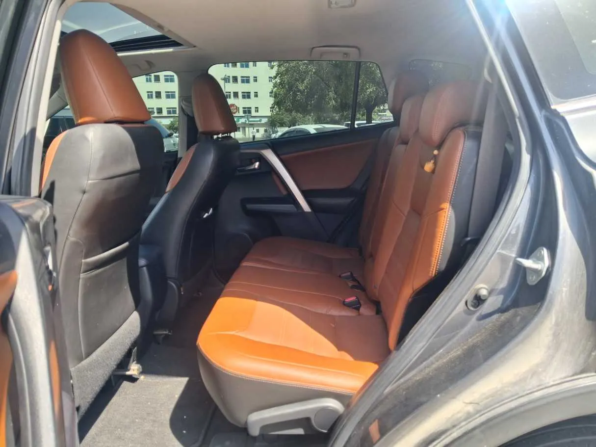 Car image 13