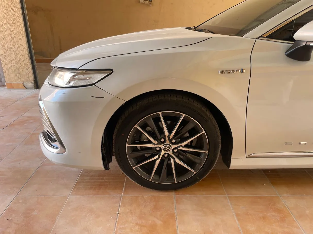 Car image 9