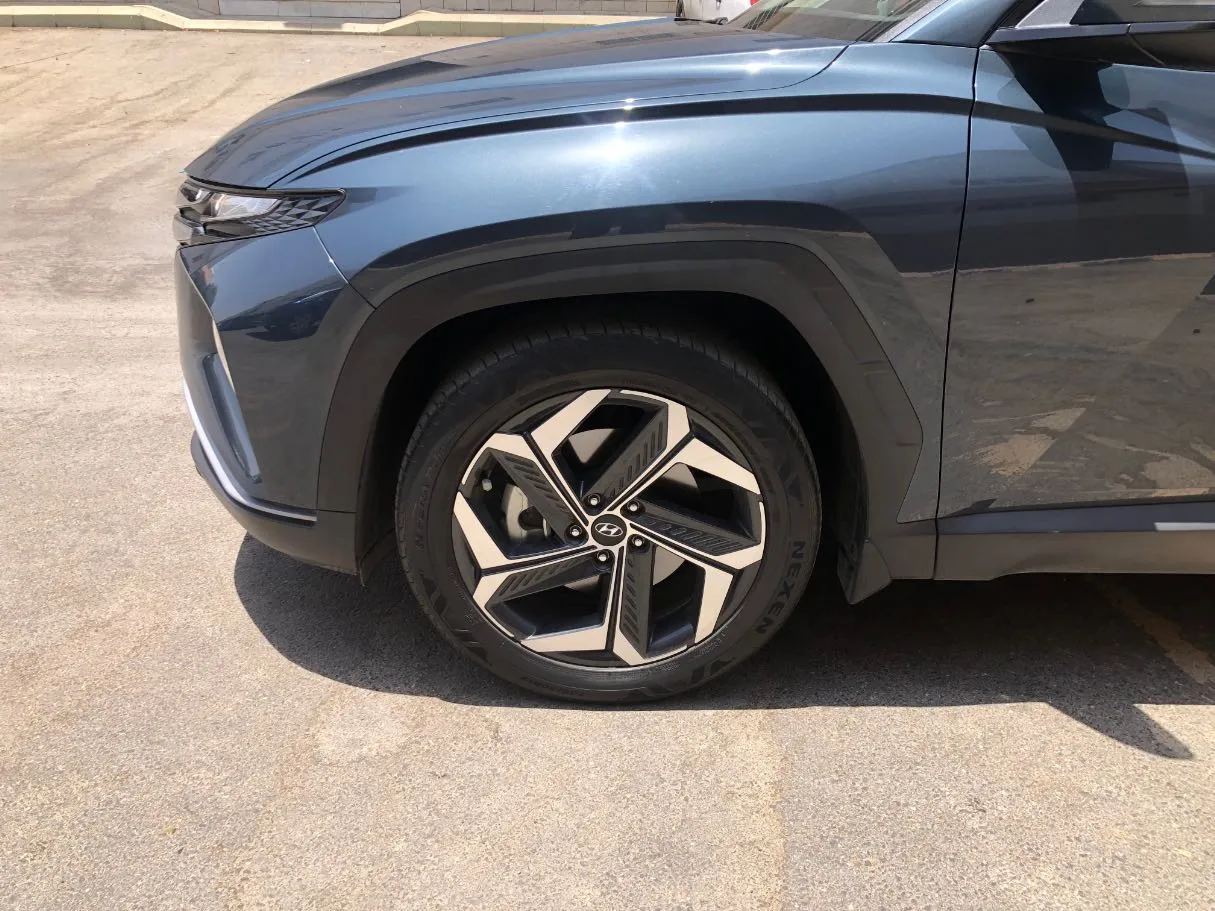 Car image 9