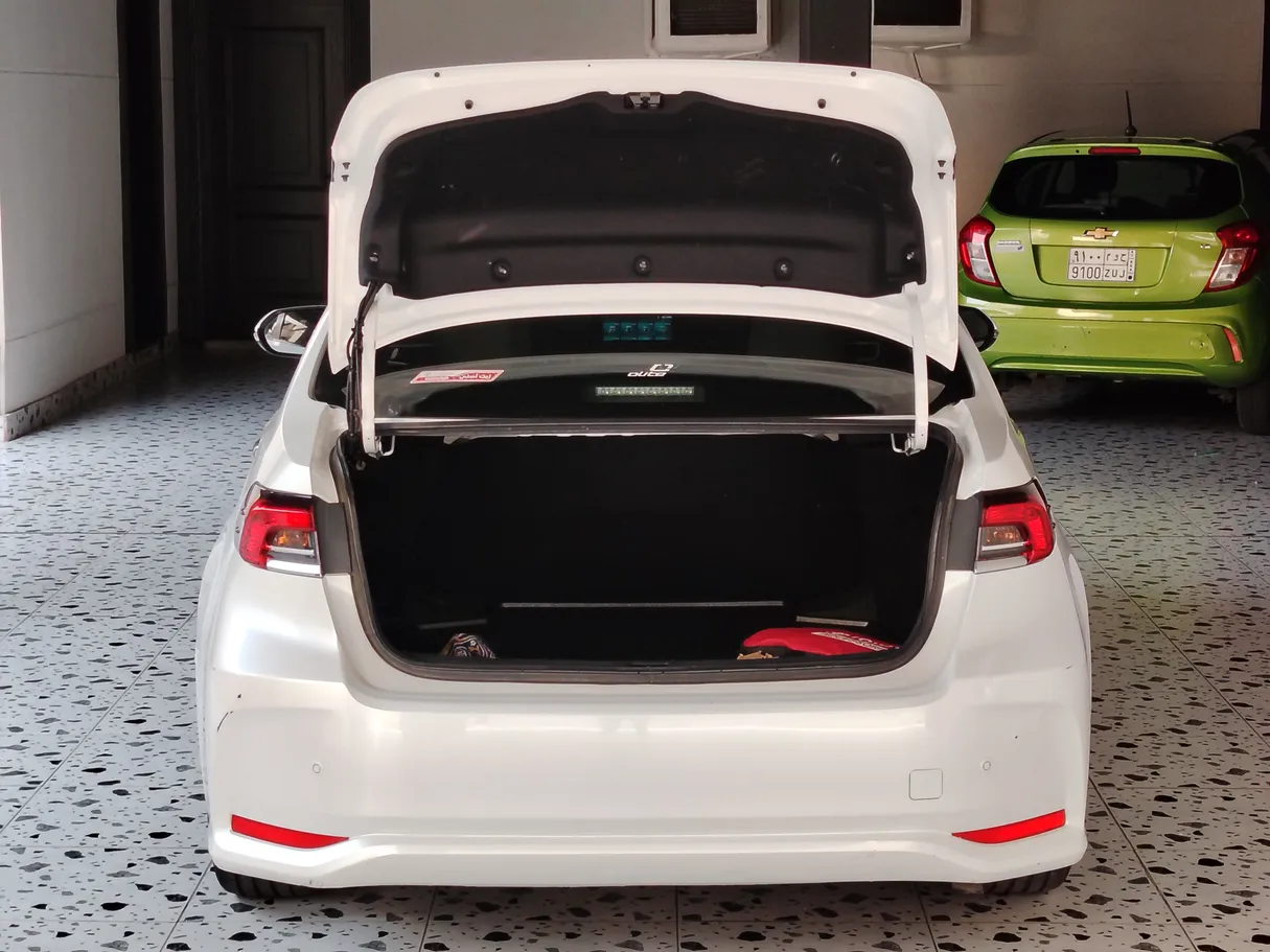 Car image 25