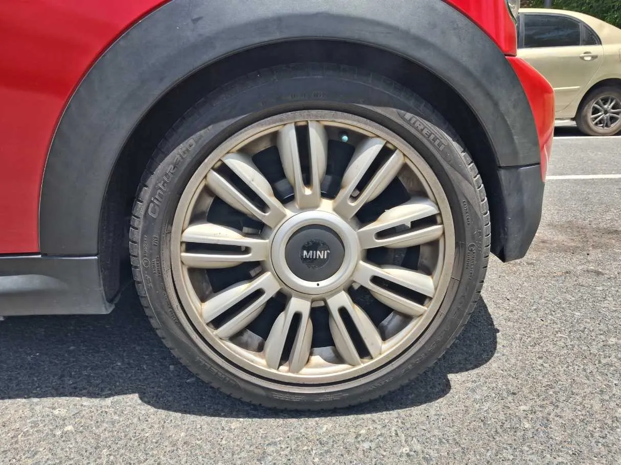 Car image 9