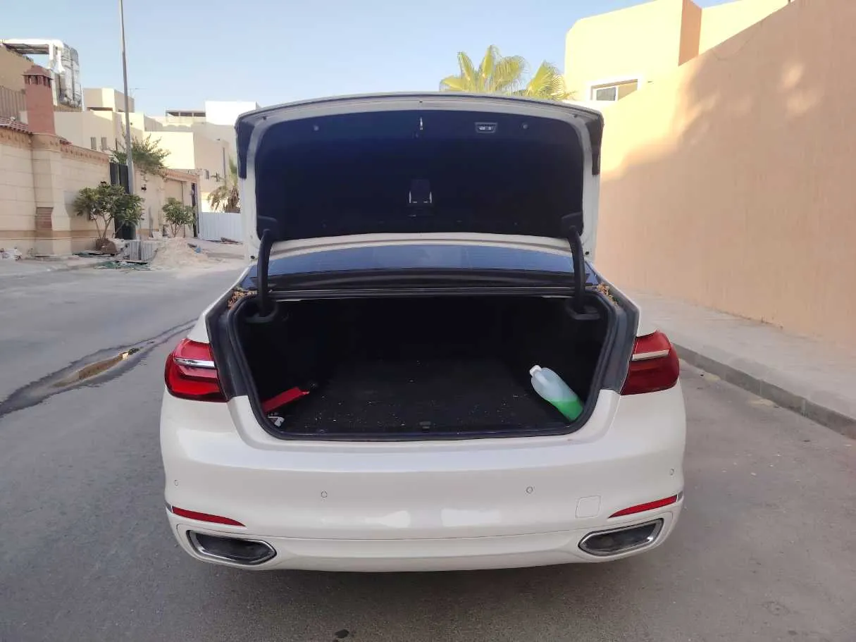 Car image 24
