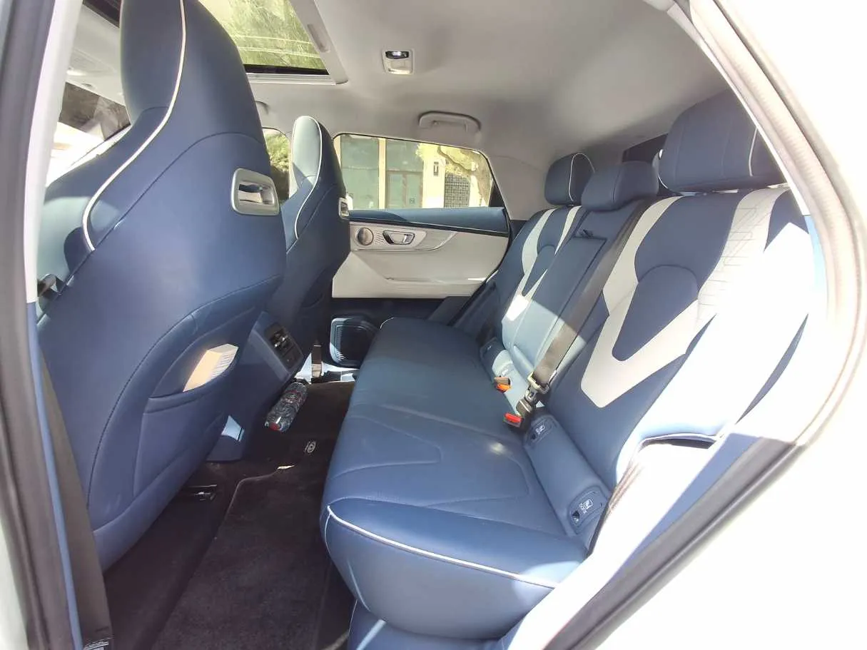 Car image 13