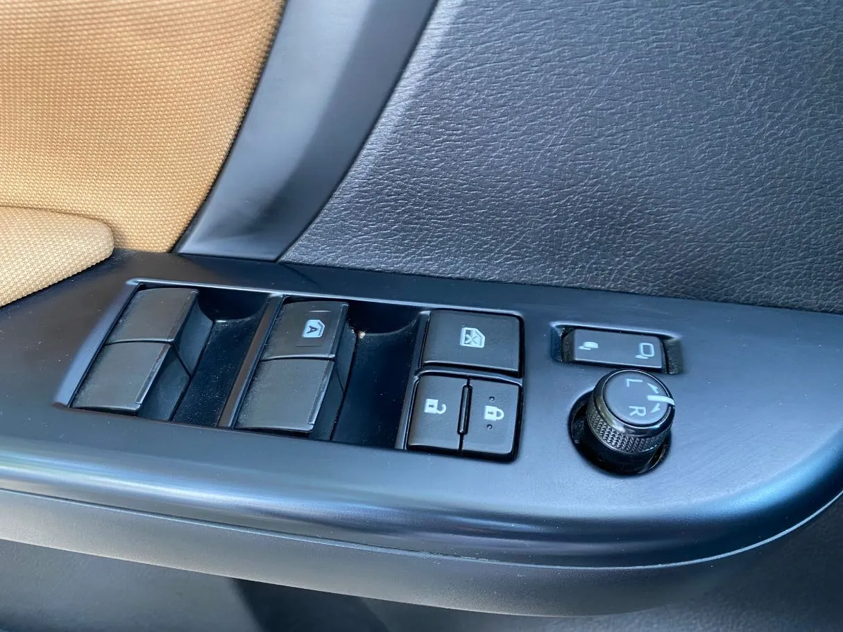 Car image 25