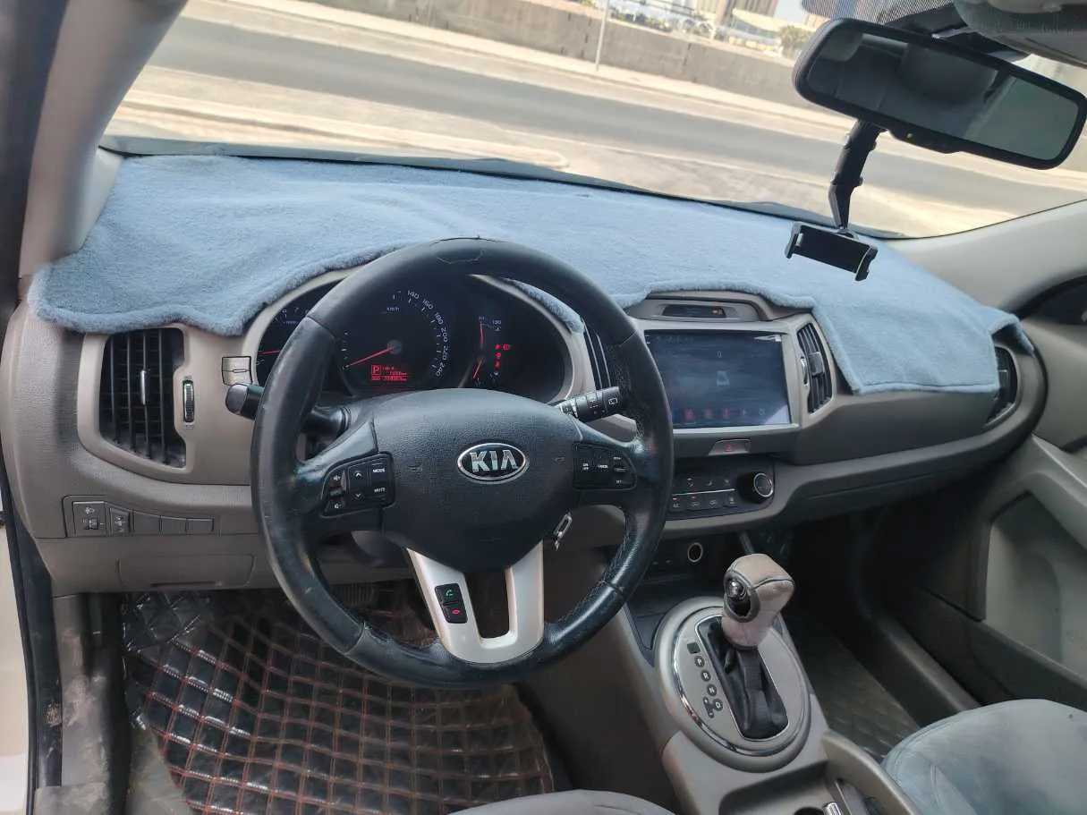 Car image 12