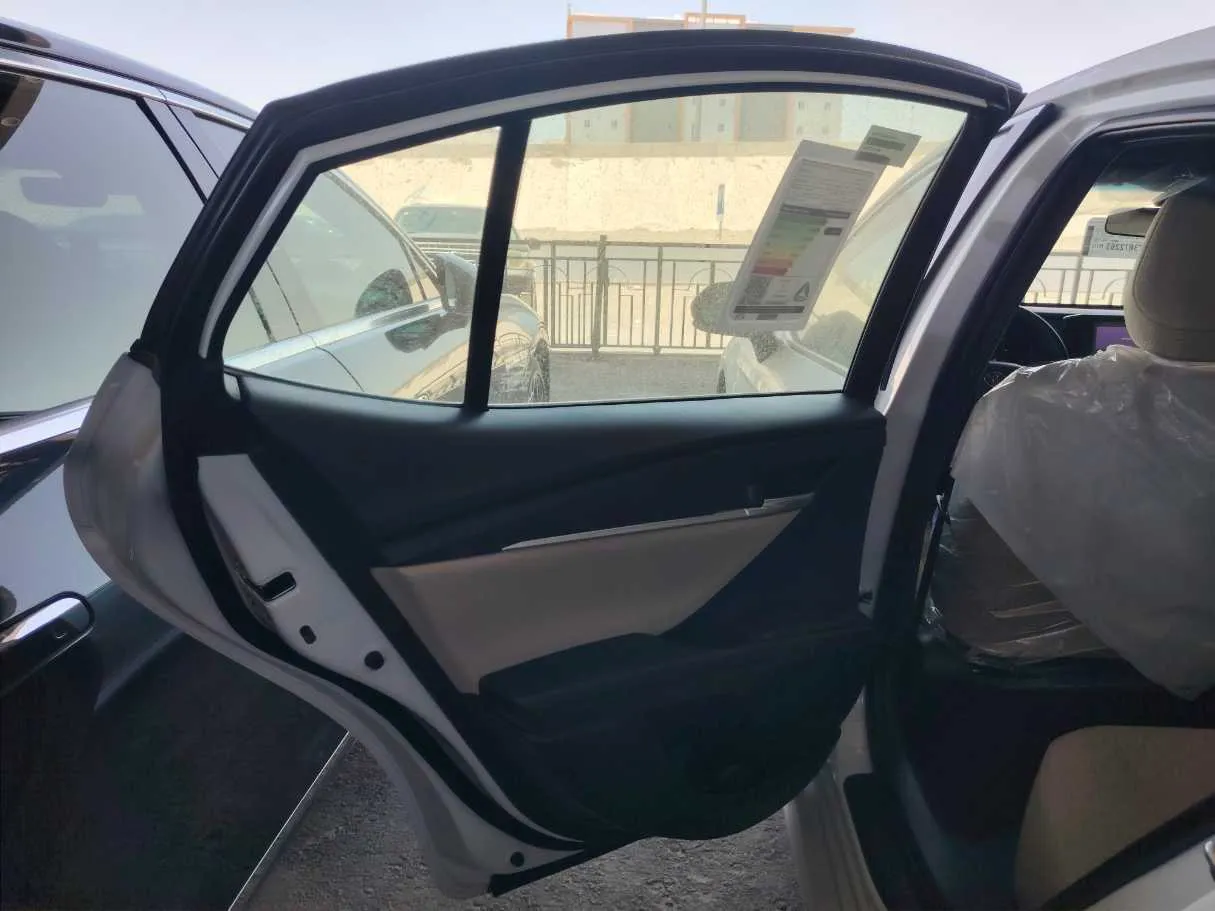 Car image 18