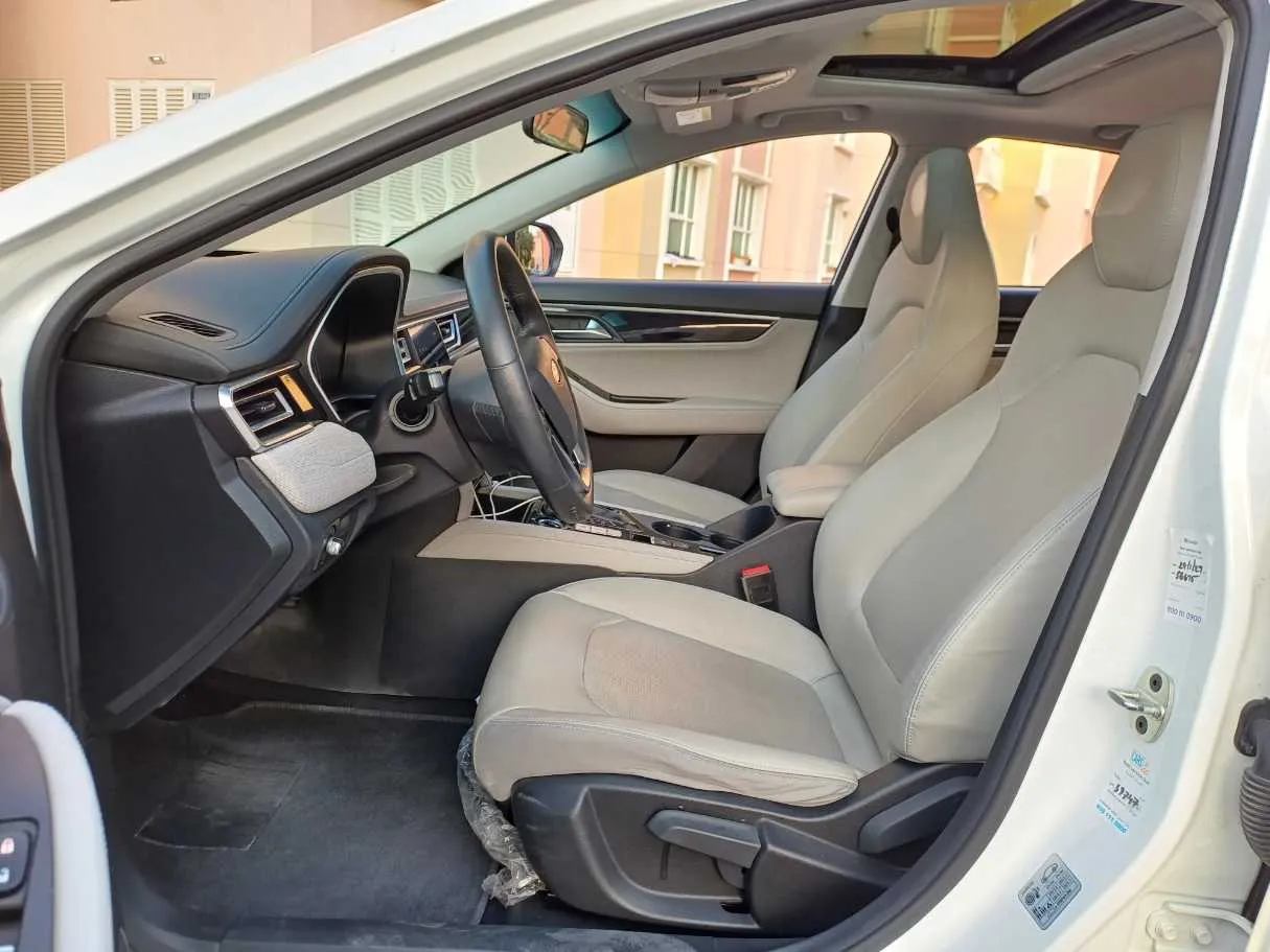 Car image 12