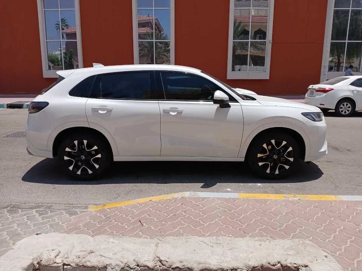 Car image 4