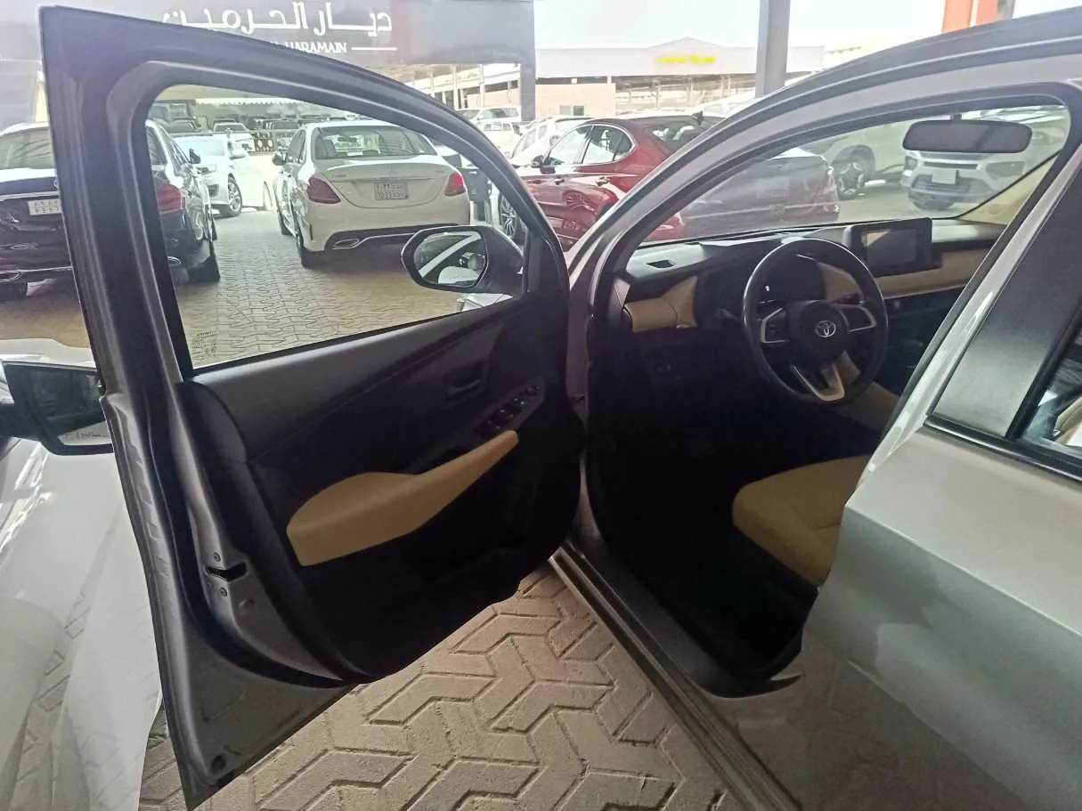 Car image 9