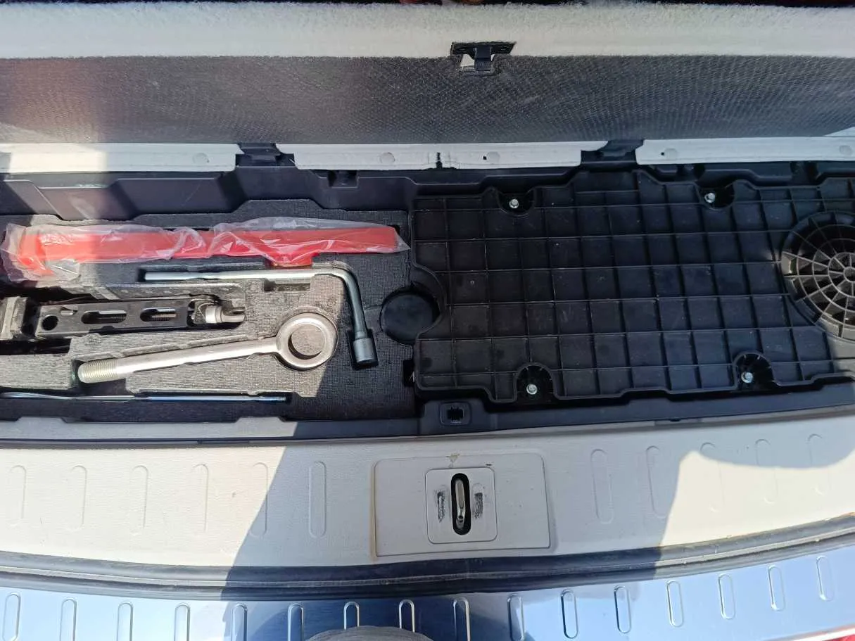 Car image 37