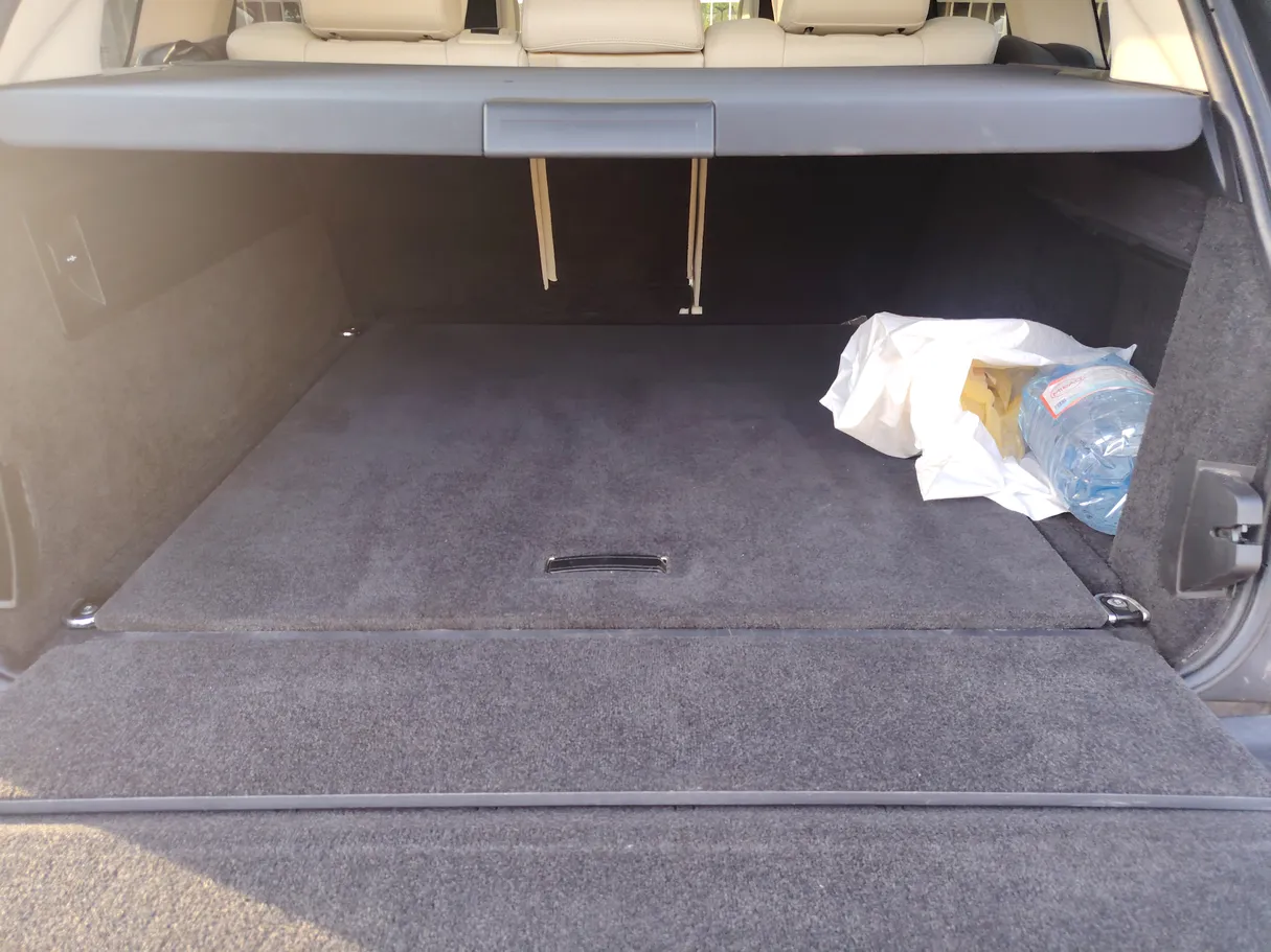 Car image 30