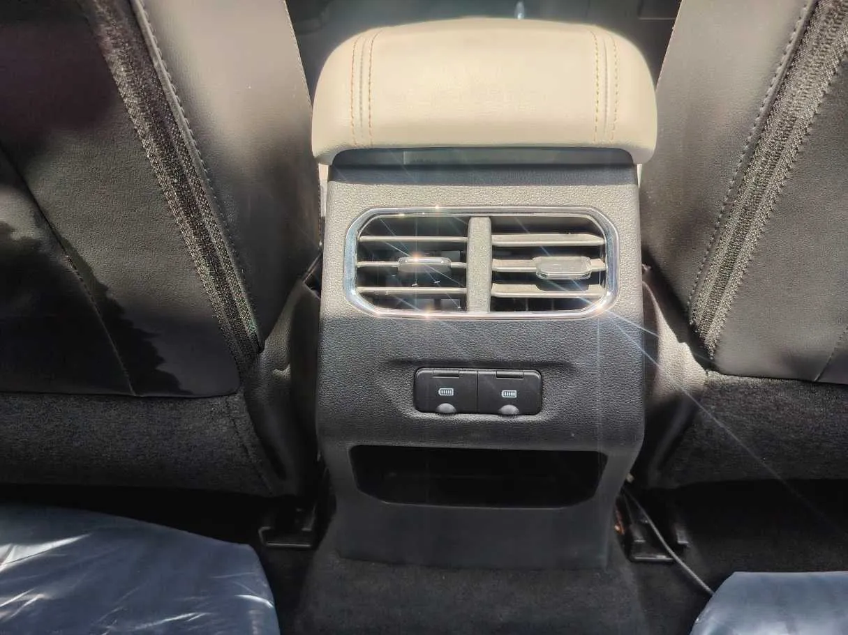 Car image 28
