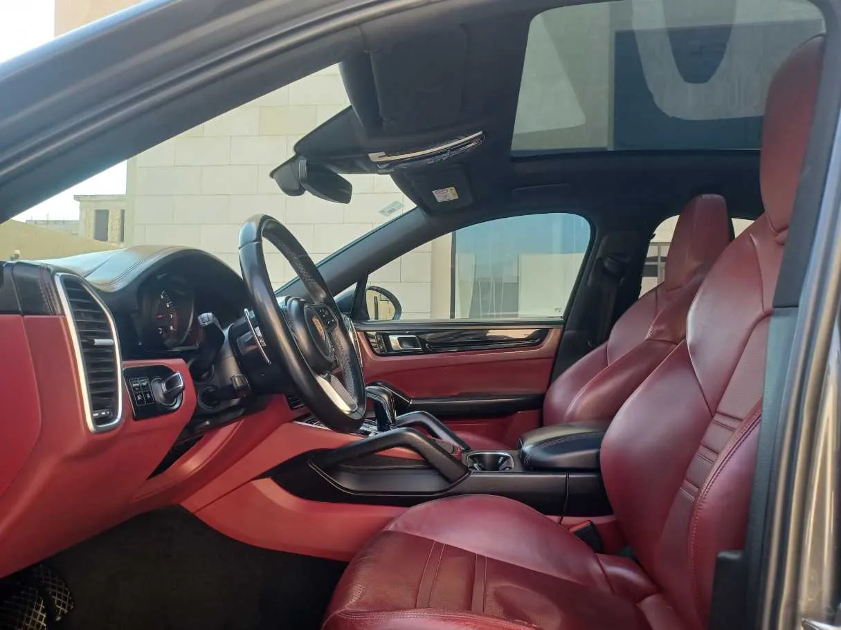 Car image 12