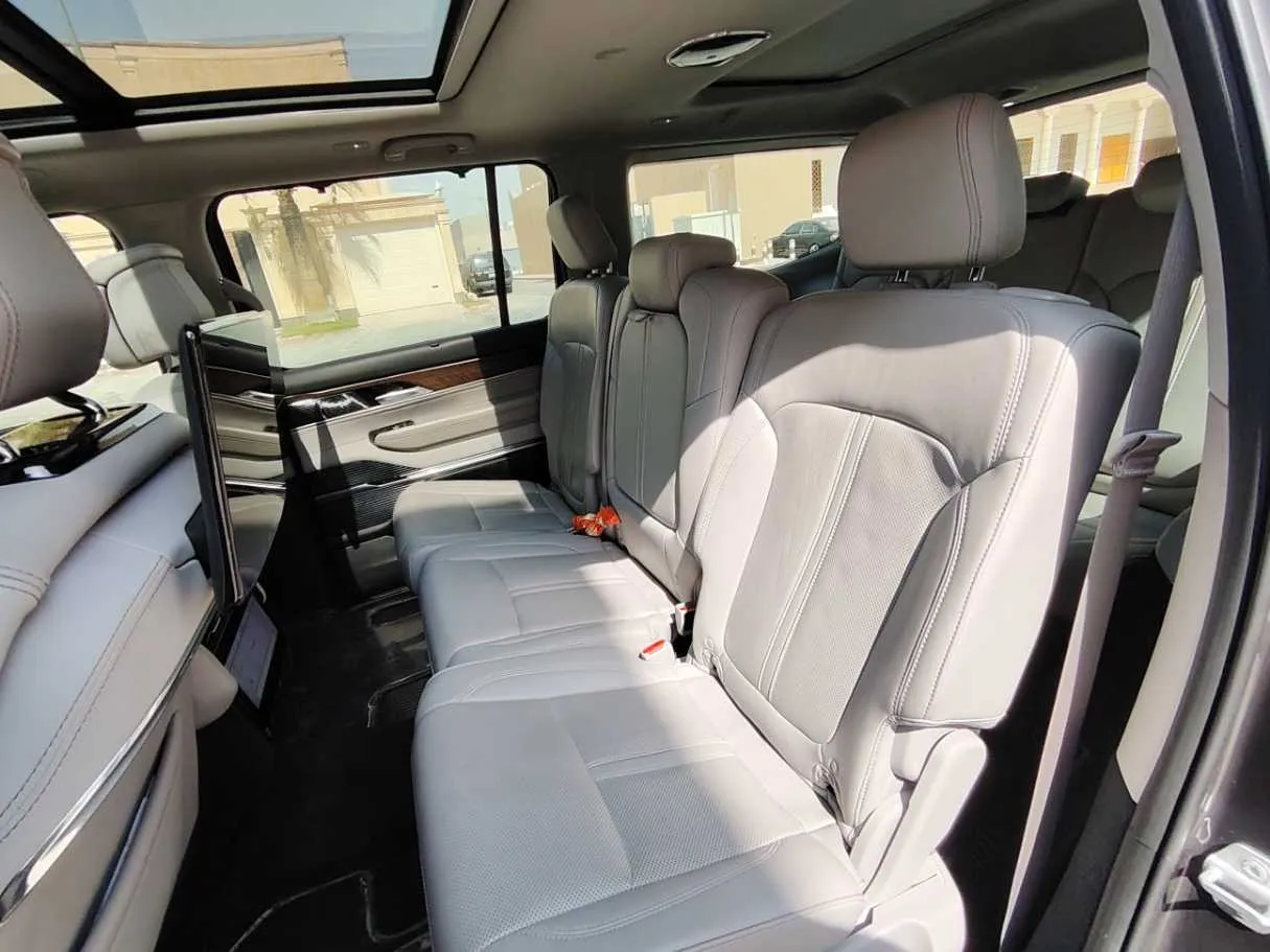 Car image 17