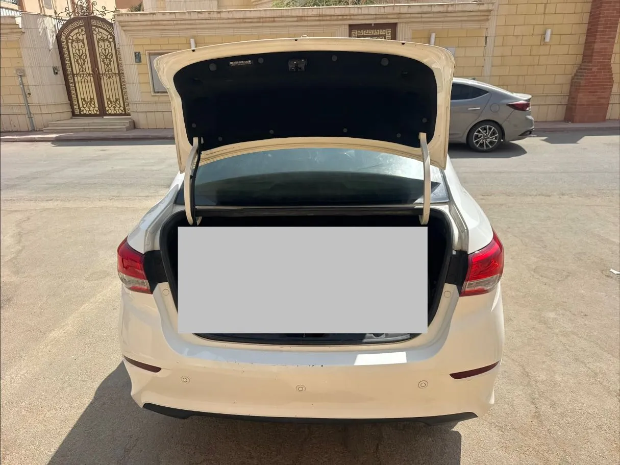 Car image 19
