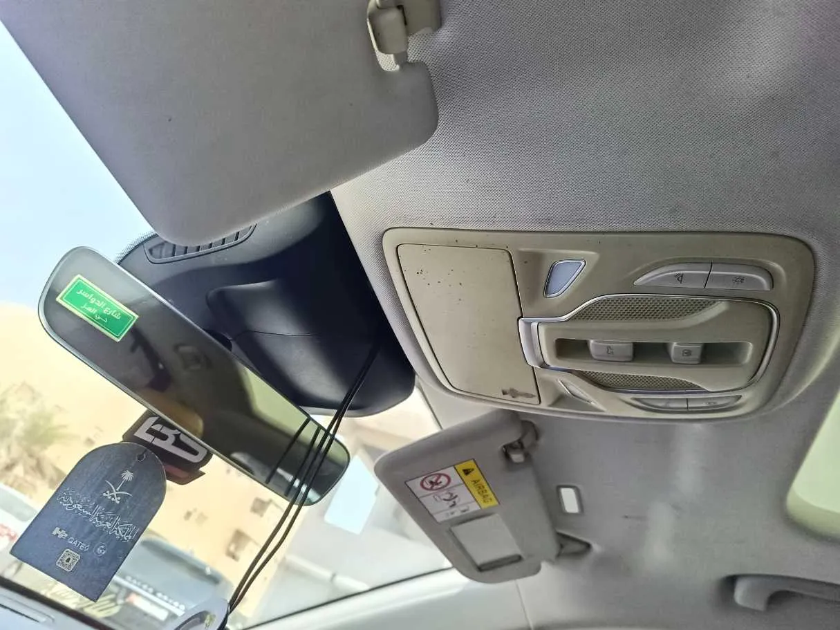 Car image 30