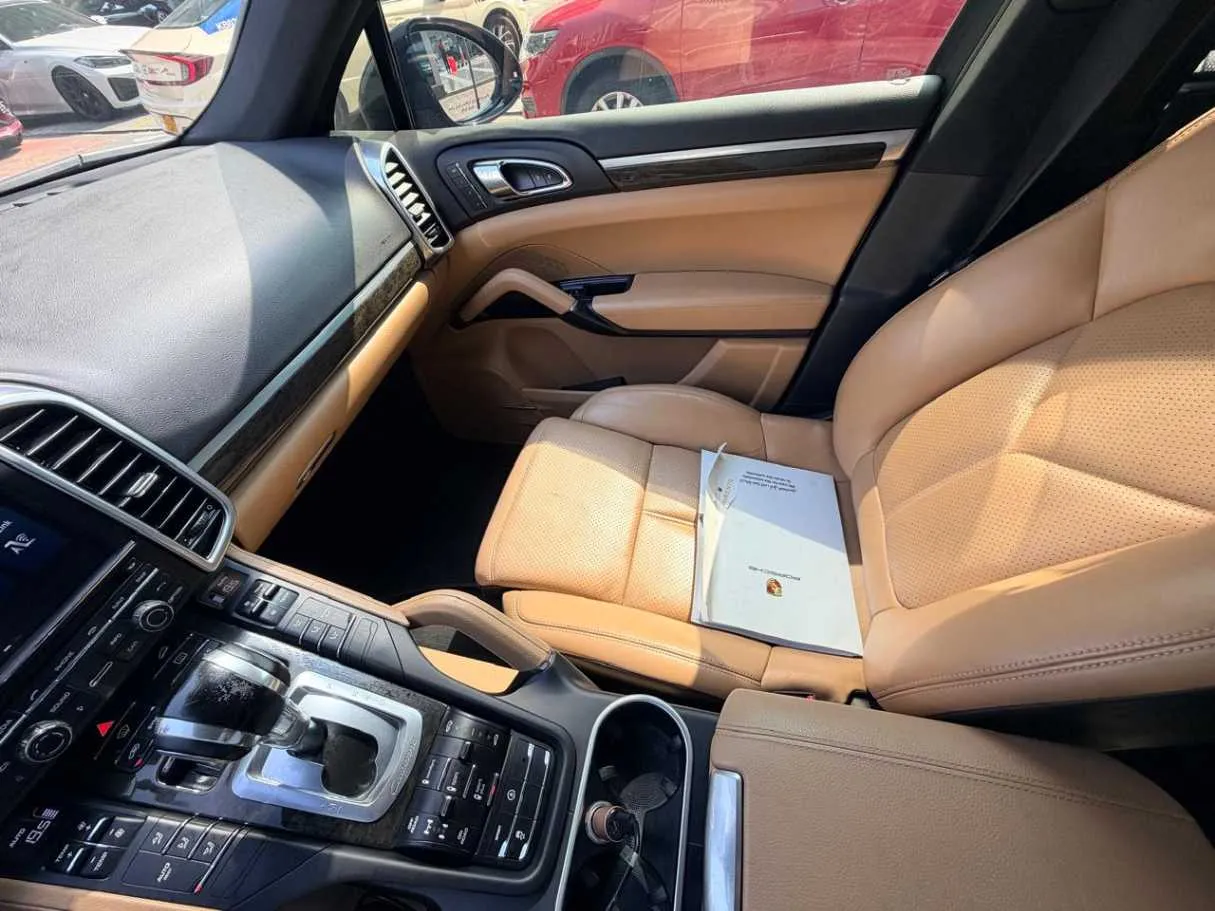 Car image 12