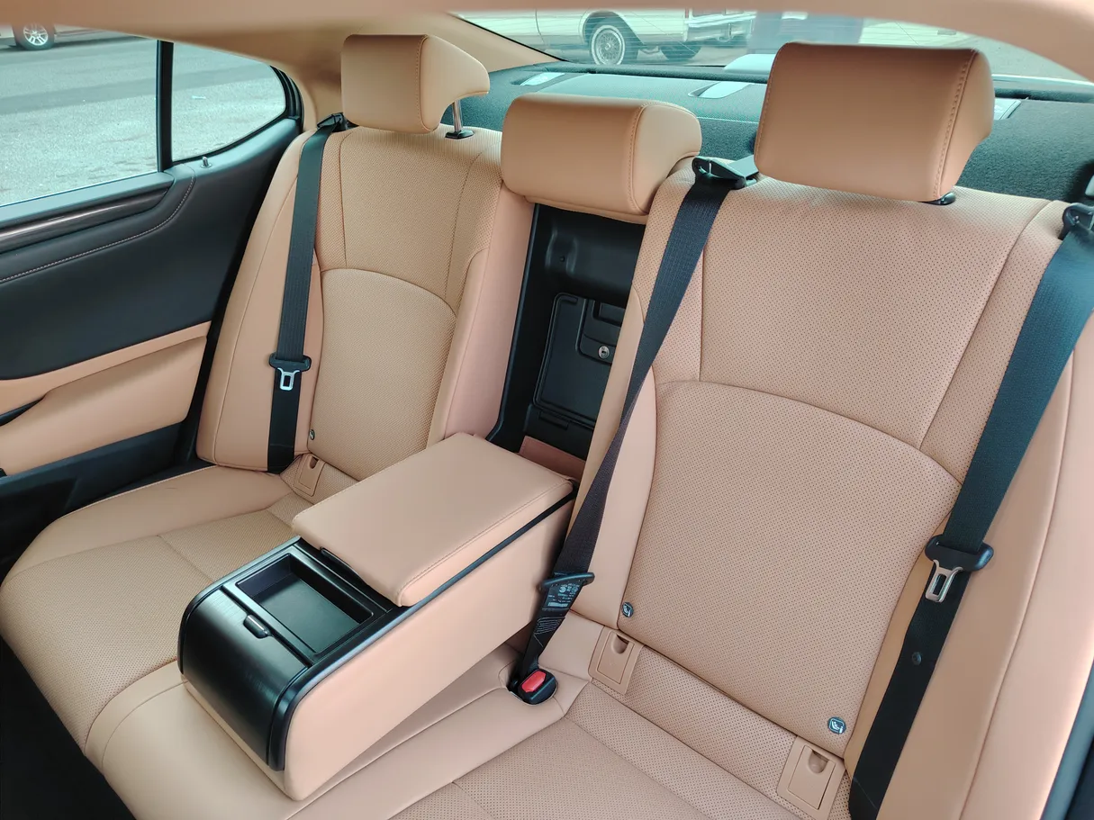 Car image 16