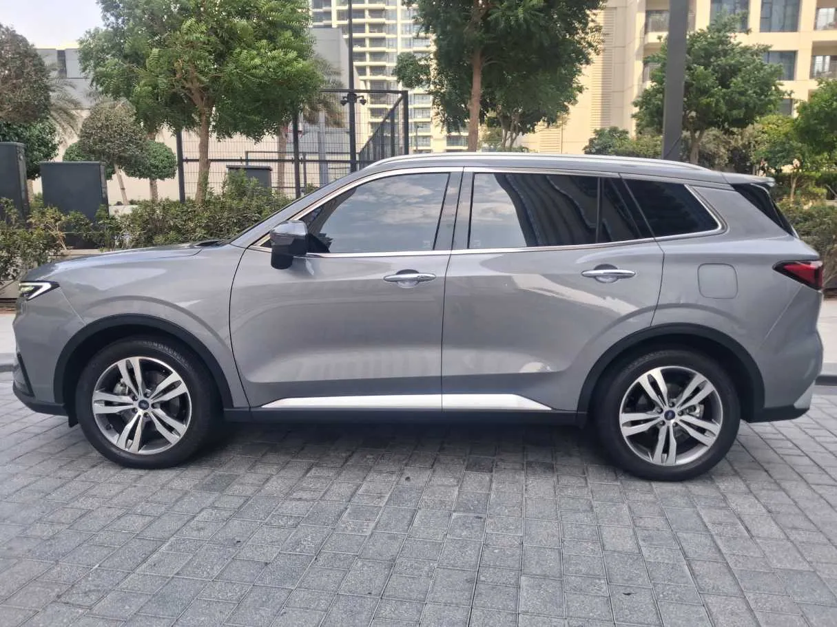 Car image 4