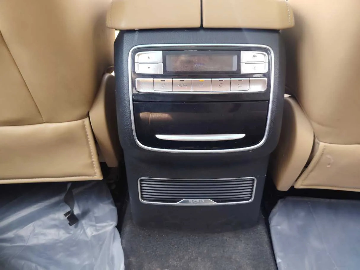 Car image 30