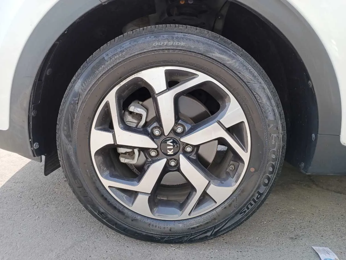 Car image 9