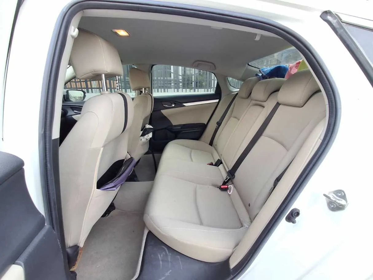 Car image 13