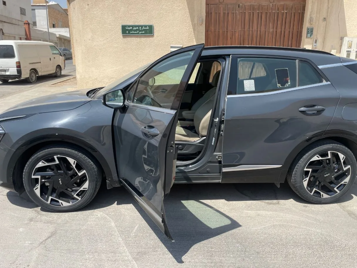 Car image 13
