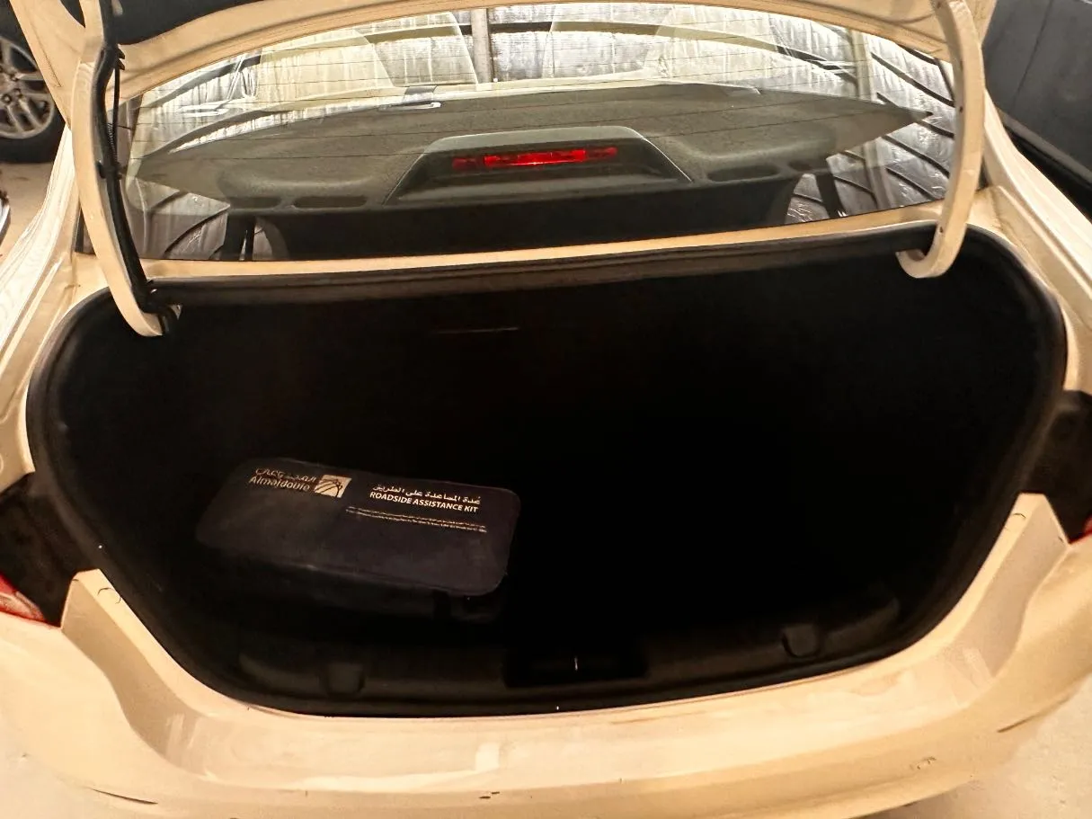 Car image 19