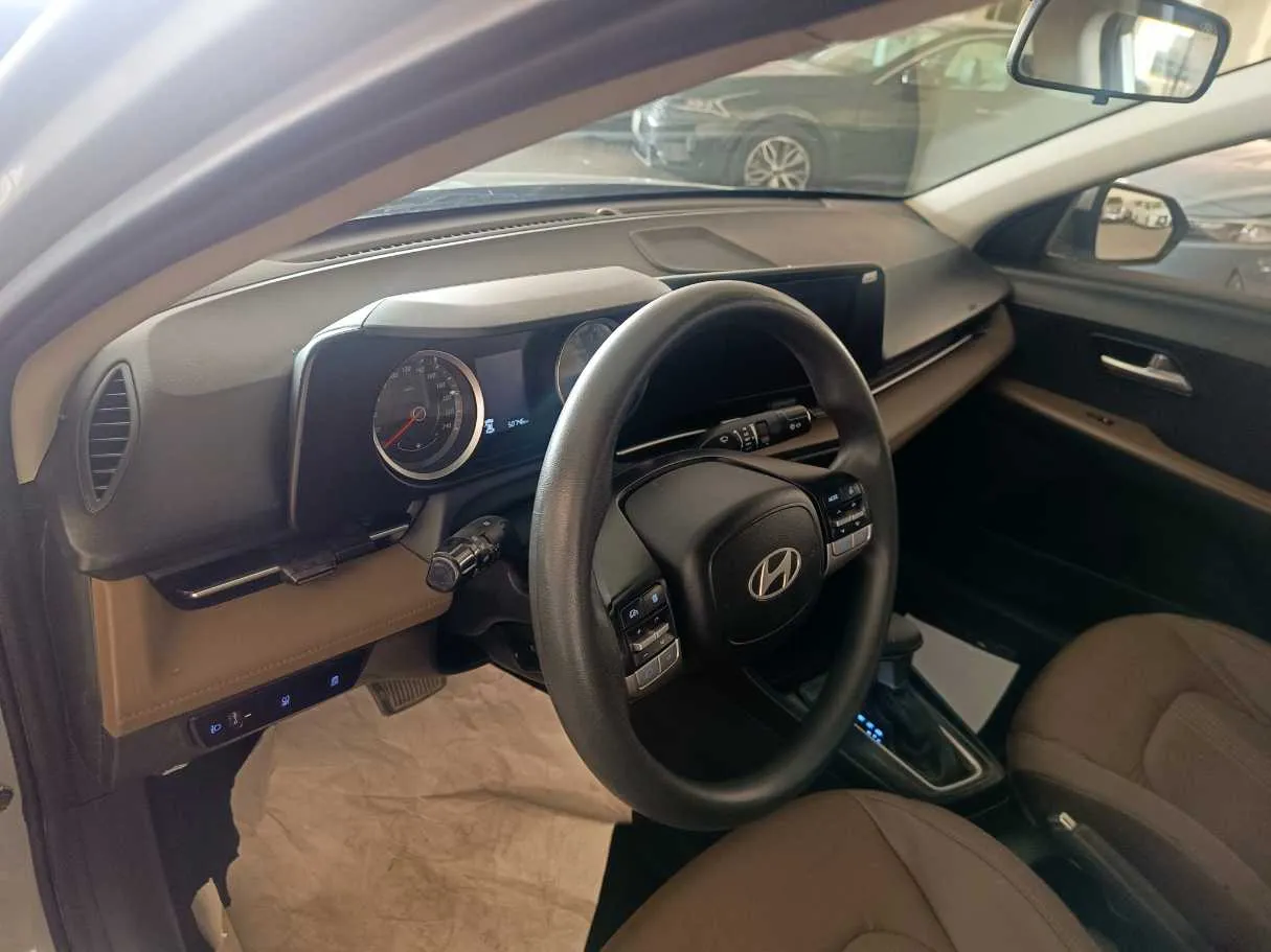 Car image 14