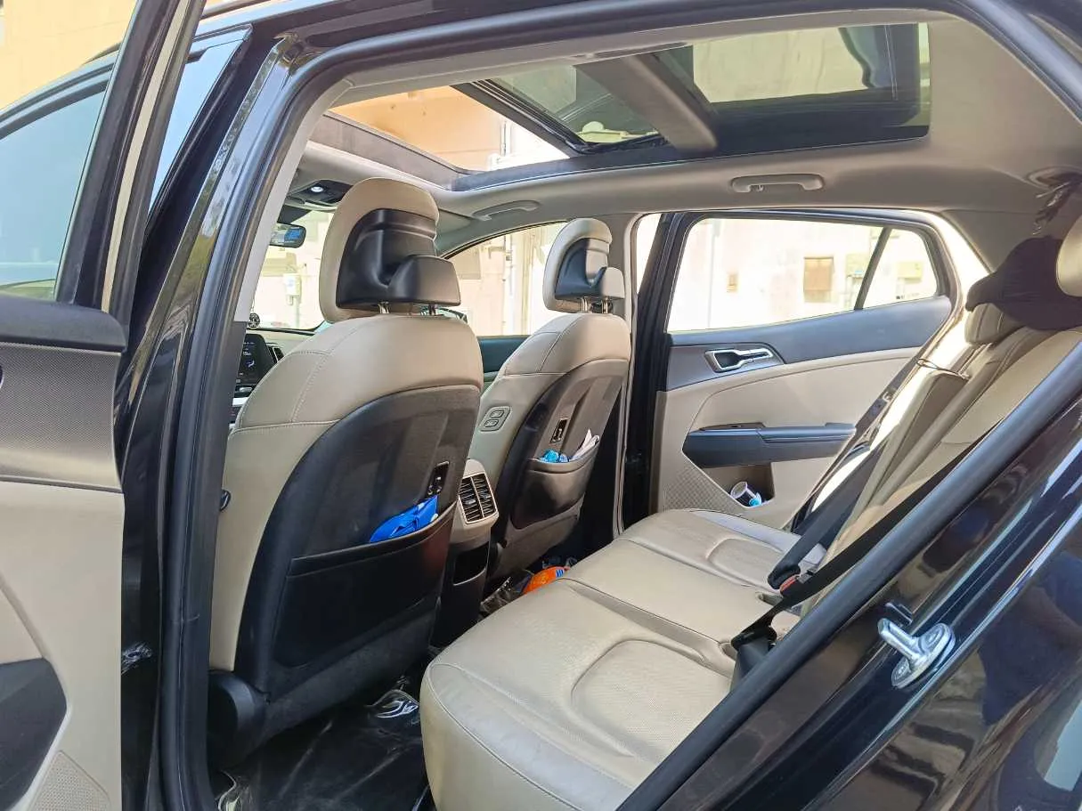 Car image 15
