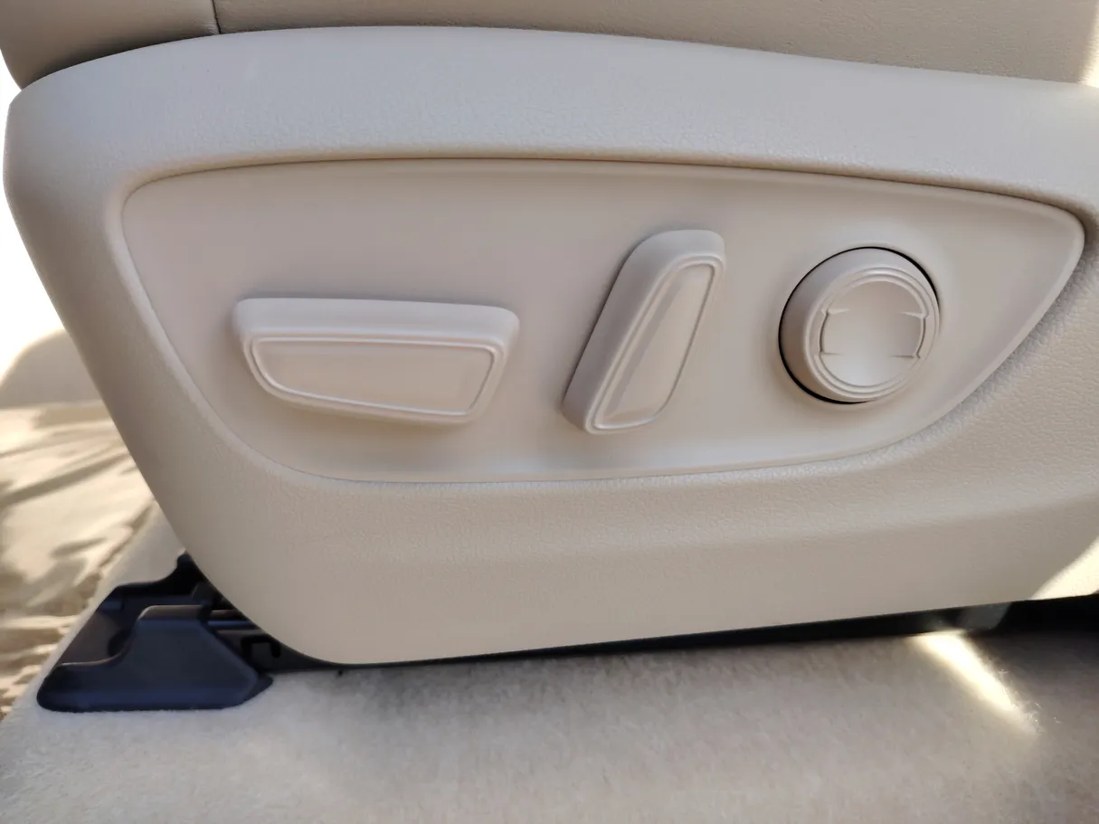 Car image 30