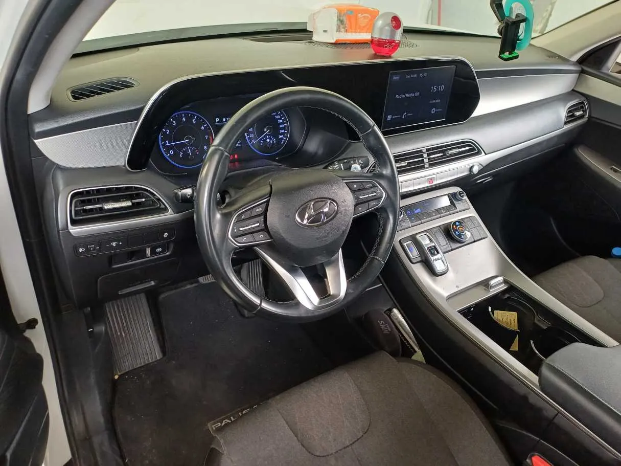 Car image 11