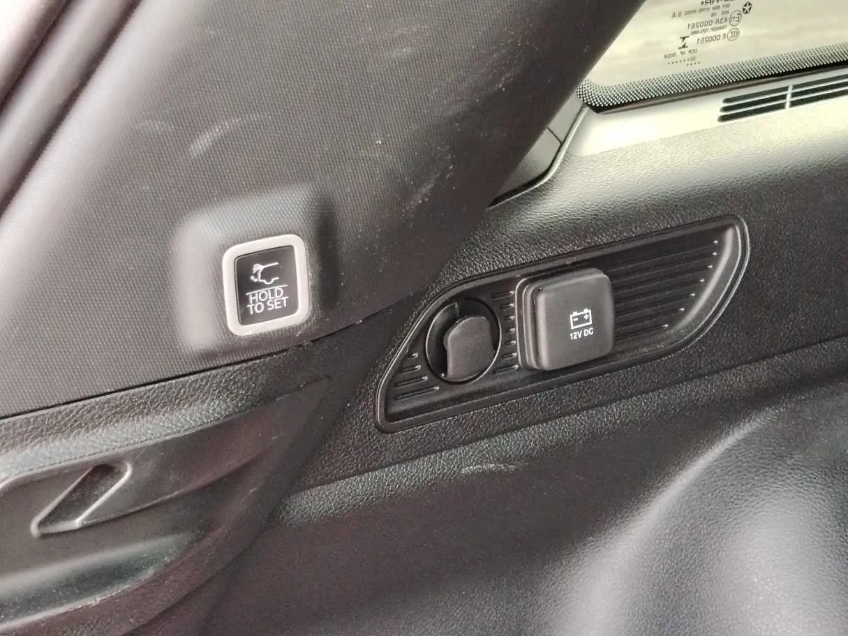 Car image 30