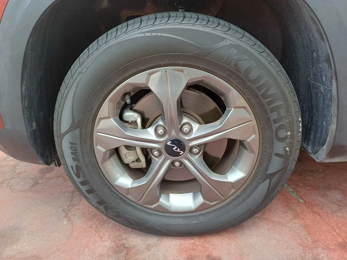 Car image 9