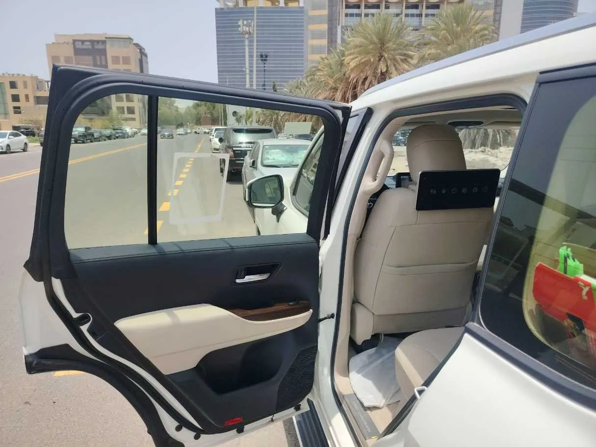 Car image 16