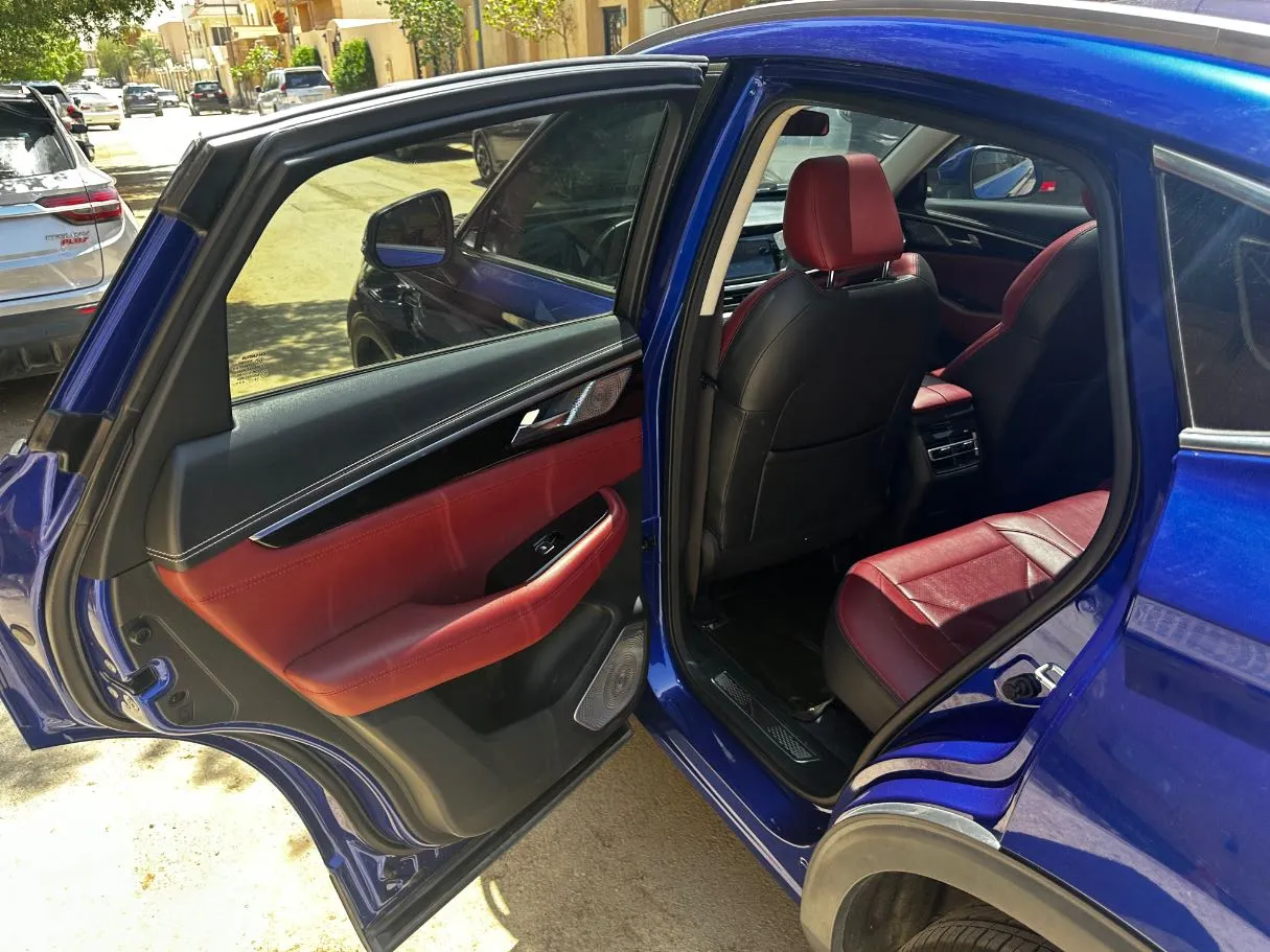 Car image 14