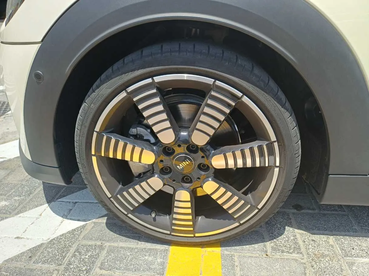 Car image 10