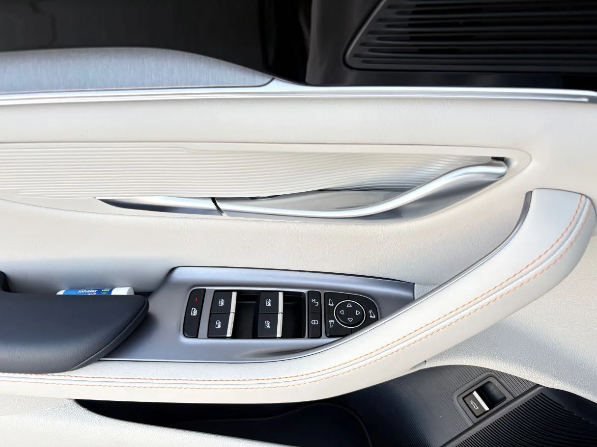 Car image 26